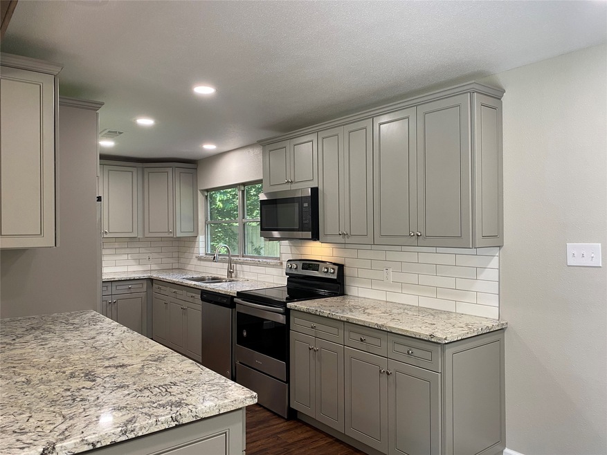 1720 S Park Dr, Alvin, TX 77511 - photo 1