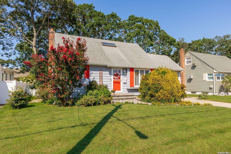 286 29th St, Lindenhurst, NY 11757 - photo 1