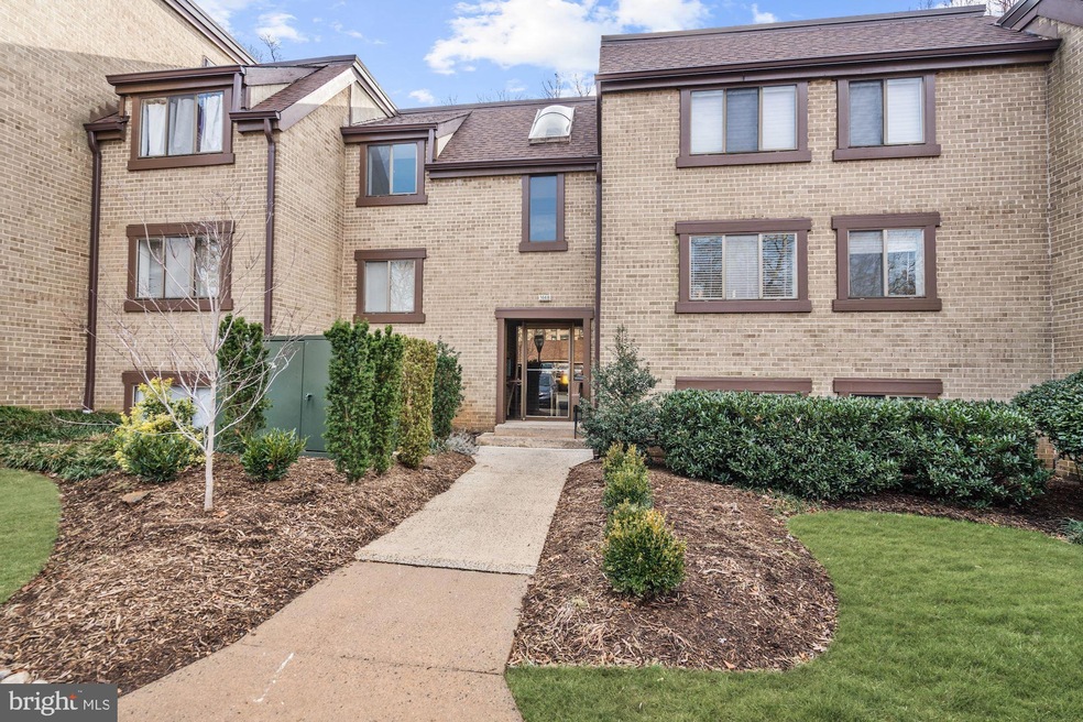 1668 Parkcrest Cir unit 300, Reston, VA 20190 - photo 1