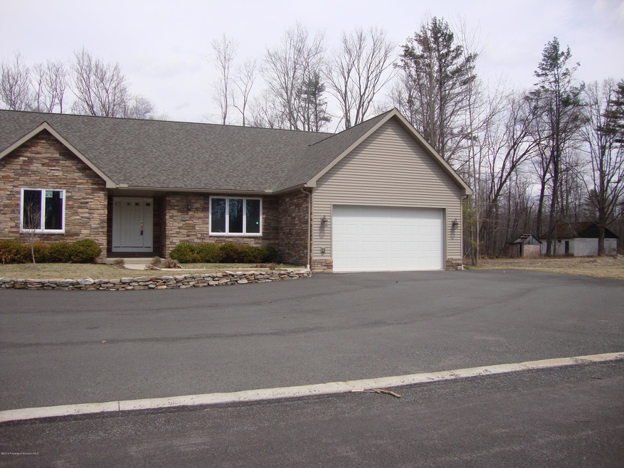 117 Victoria Cir, Jefferson Township, PA 18436 - photo 1