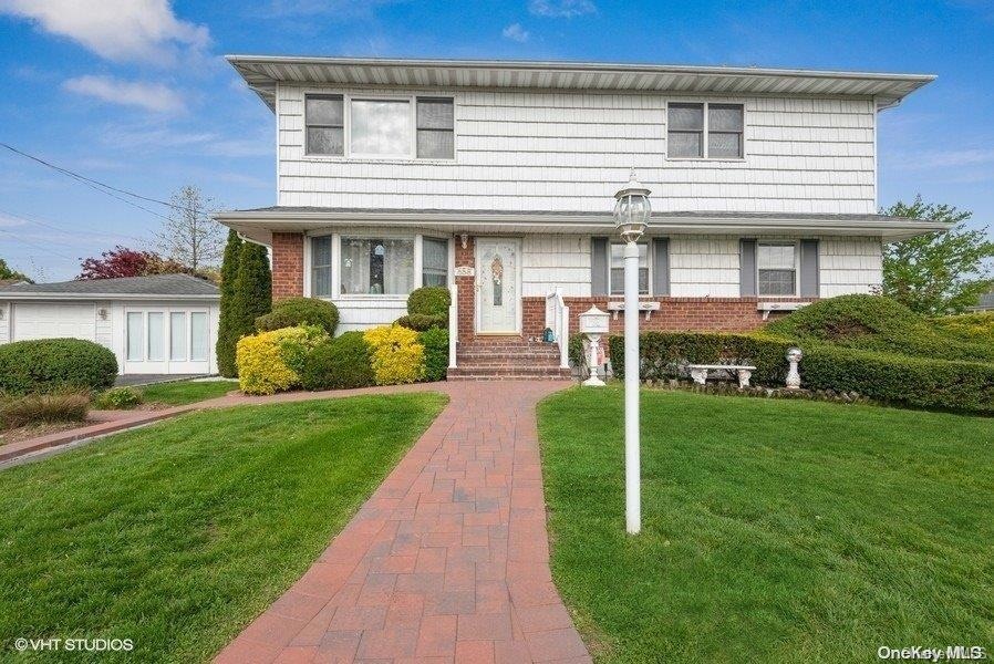 658 Ivy Ct E, Bethpage, NY 11714 - photo 1