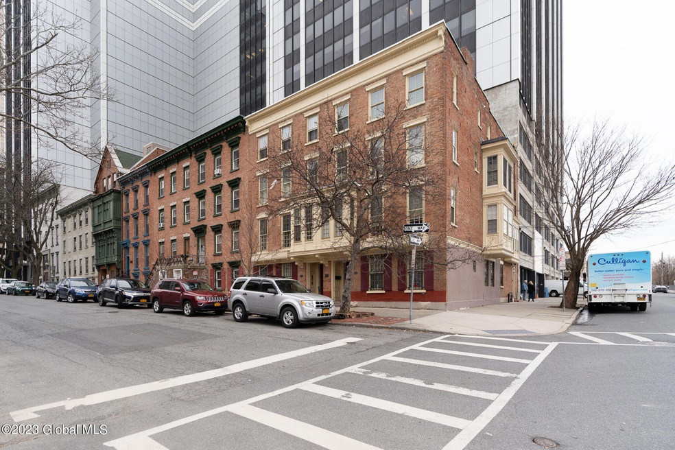 11-52-South-Swan-St