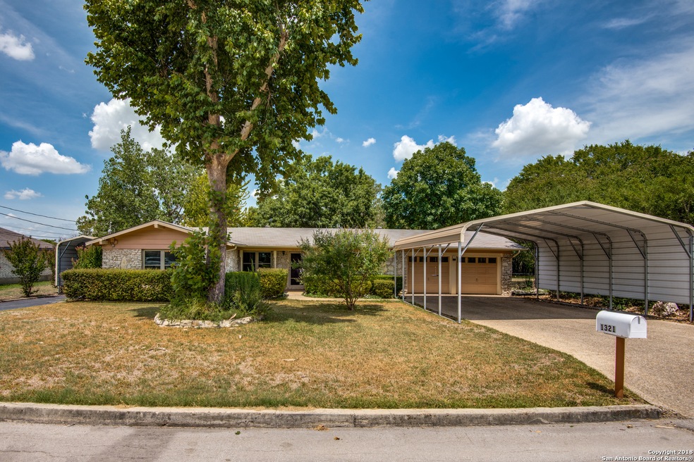 1321 Hillcrest Dr, New Braunfels, TX 78130 - photo 1