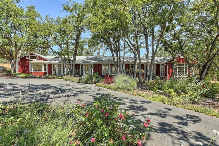 3724 Walker Creek Rd, Central Point, OR 97502 - photo 1