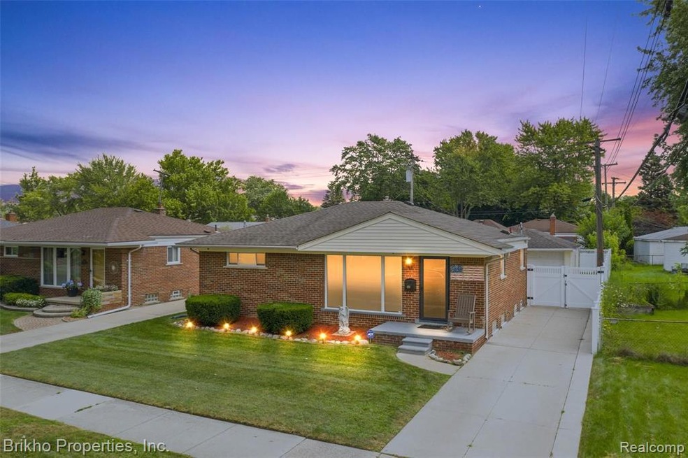 220 N Chocolay Ave, Clawson, MI 48017 - photo 1