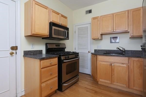 394 Riverway unit 6, Boston, MA 02115 - photo 1