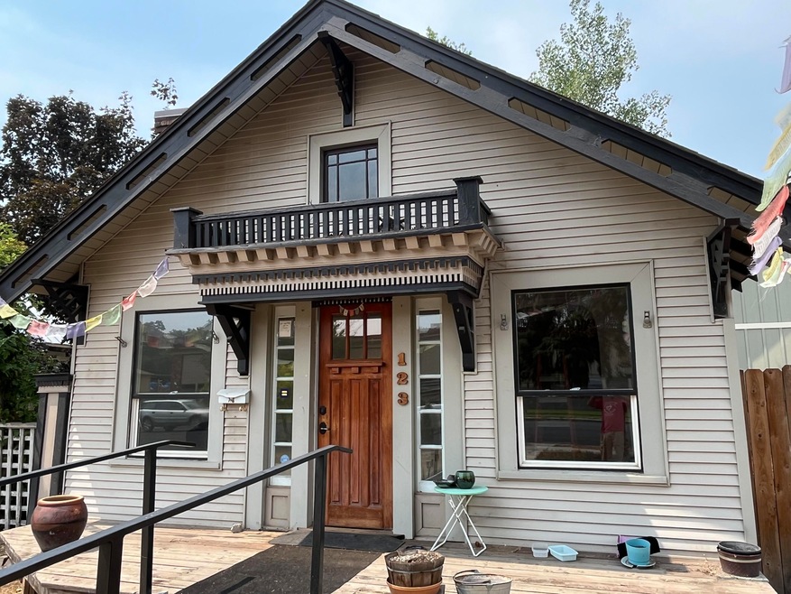 123 SW 9th St, Redmond, OR 97756 - photo 1