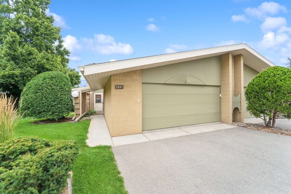 1231 W Nicolet Cir, Appleton, WI 54914 - photo 1