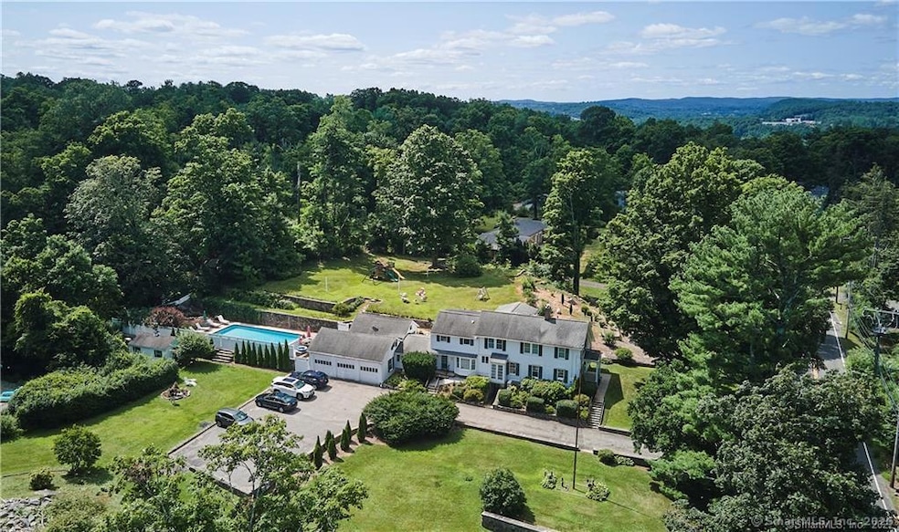 Mini Estate set in the heart of Brookfield Center!