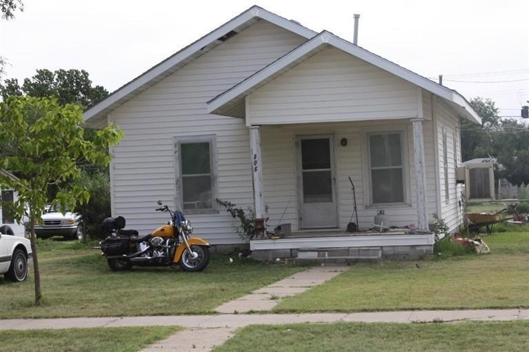 806 S Monroe St, Hugoton, KS 67951 - photo 1