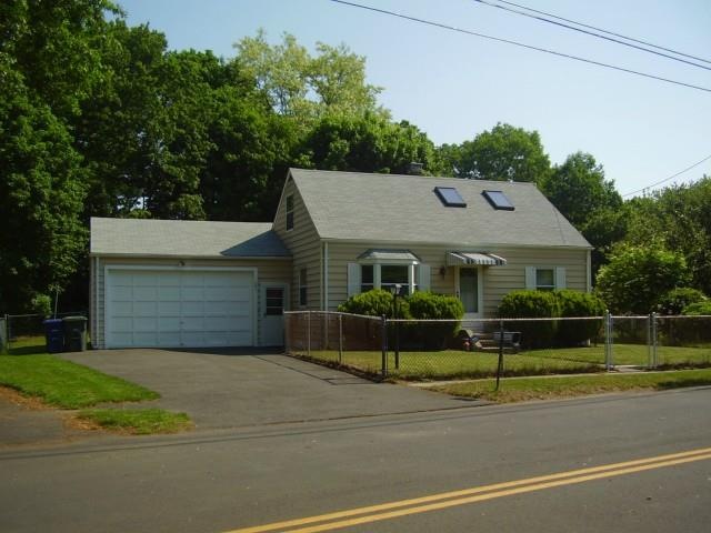 351 Nutmeg Rd, Bridgeport, CT 06610 - photo 1