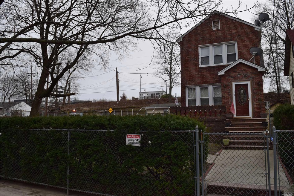 19122 Woodhull Ave, Hollis, NY 11423 - photo 1