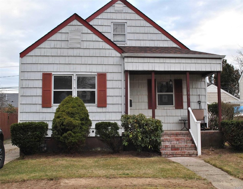 123 Venetian Blvd, Lindenhurst, NY 11757 - photo 1