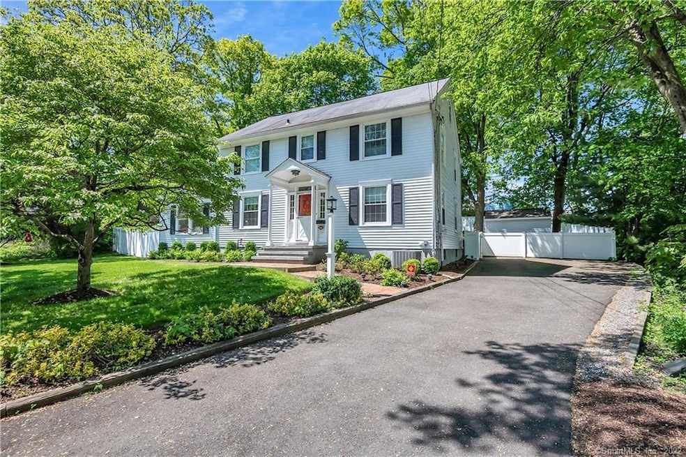 341 Round Hill Rd, Fairfield, CT 06824 - photo 1