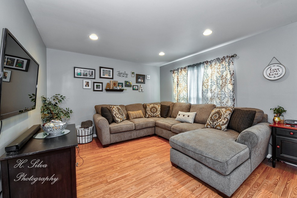 1827 Cambridge Dr, Carpentersville, IL 60110 - photo 1