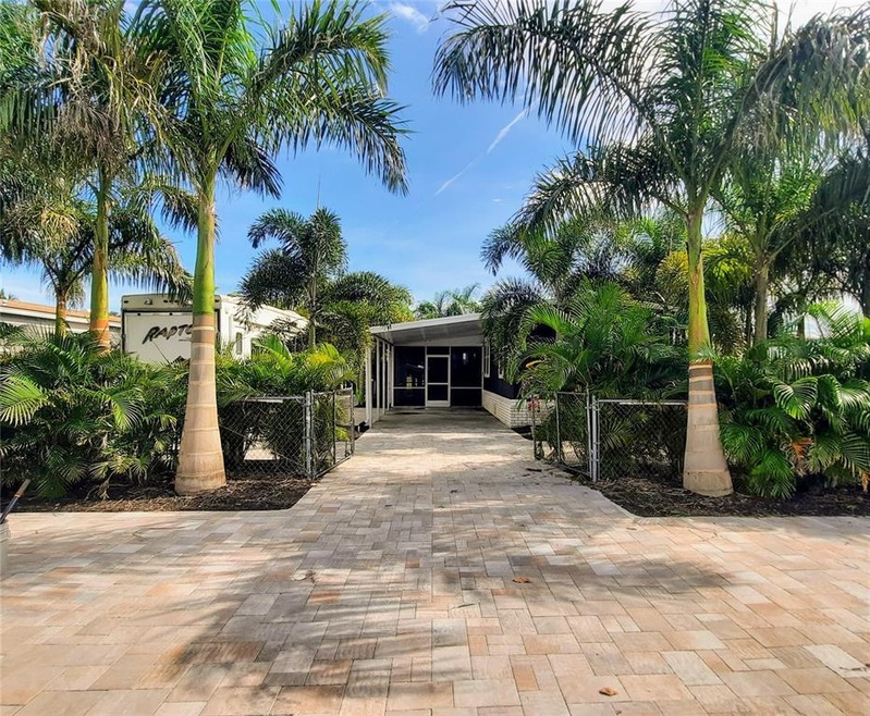 Double gate w/lock at entrance of driveway/carport