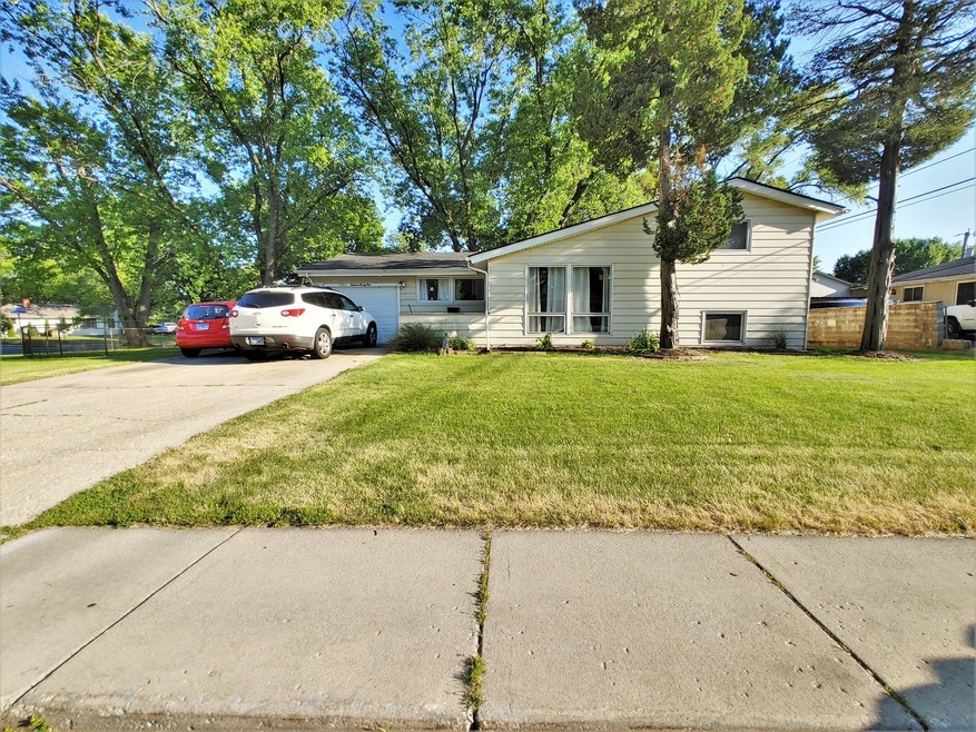 1429 Kings Rd, Carpentersville, IL 60110 - photo 1