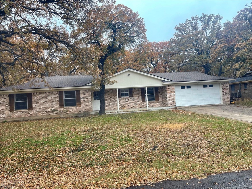 2606 Royal Ln, Granbury, TX 76049 - photo 1