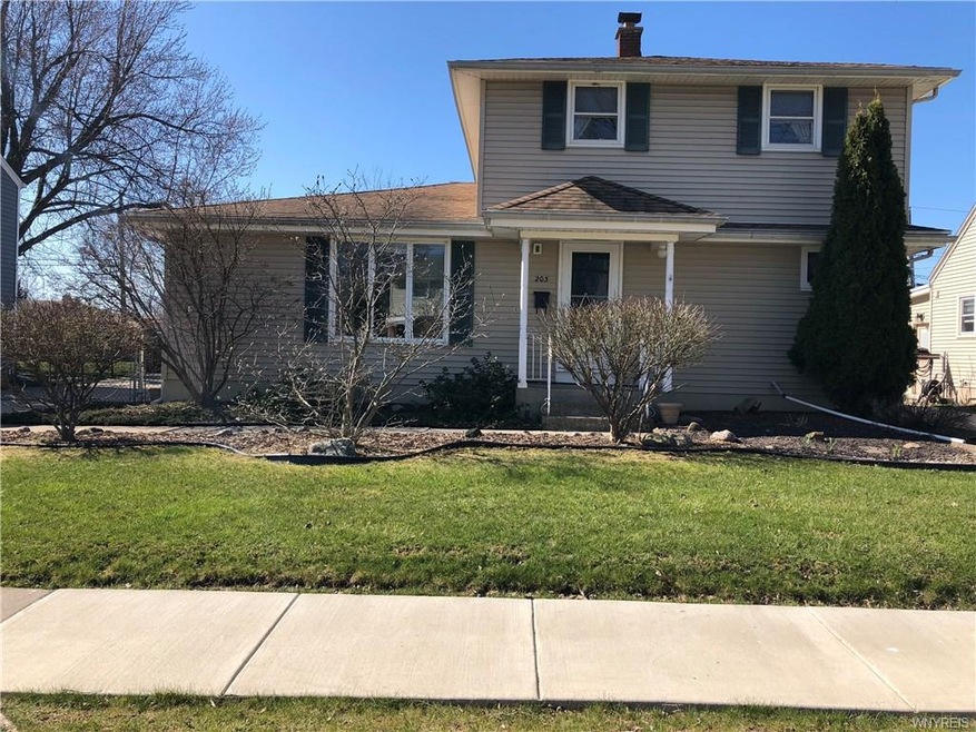 Vinyl Sided 3 Bedroom, 2.5 Bath Tonawanda Home!!!!