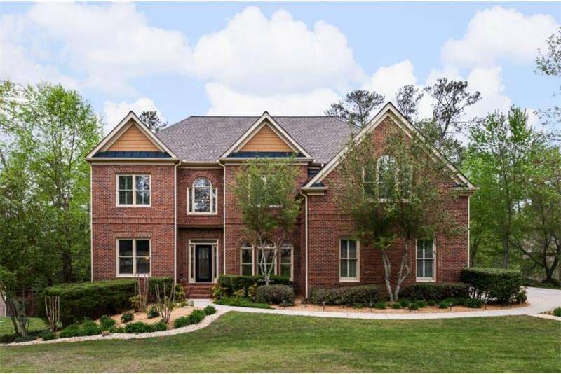 Lovely private level cul-de-sac lot!