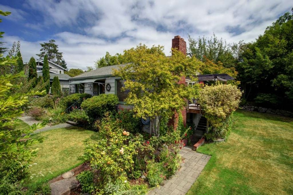 2424 W Mercer Way, Mercer Island, WA 98040 - photo 1