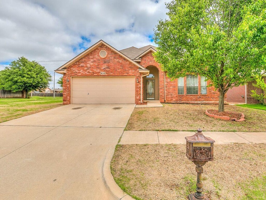 932 Elm Creek Dr, Moore, OK 73160 - photo 1