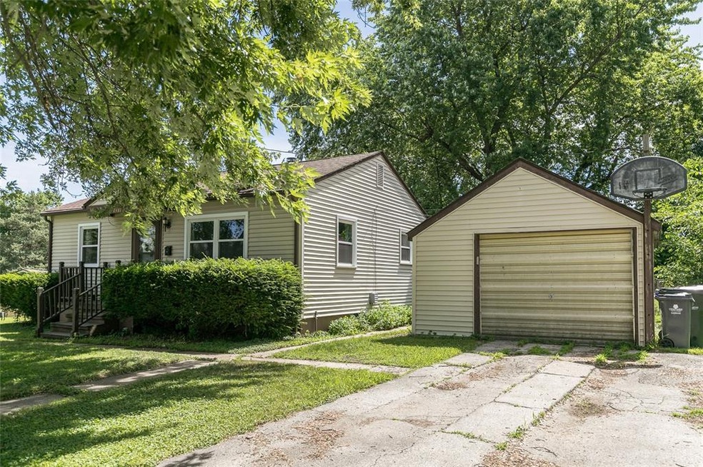 2411 Linwood St SW, Cedar Rapids, IA 52404 - photo 1