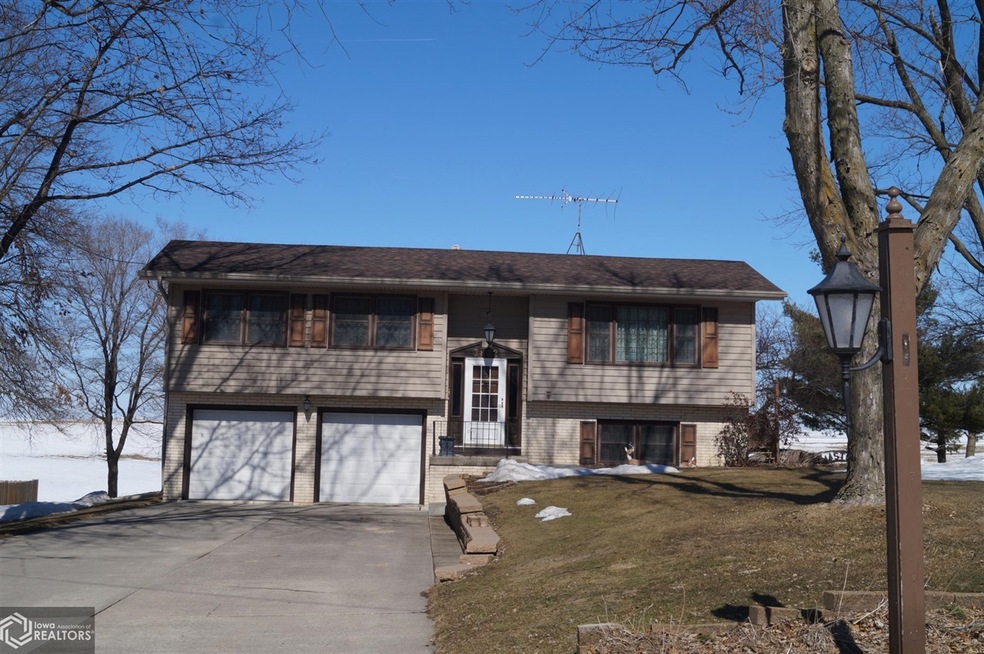 3832 N 4th Ave E, Newton, IA 50208 - photo 1