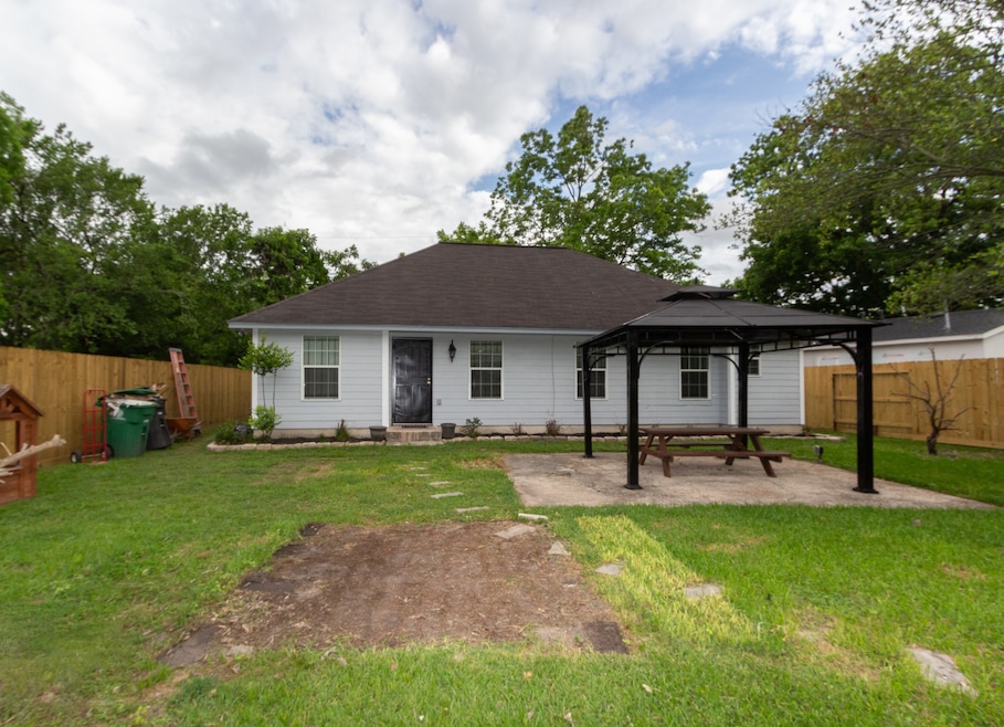 1013 South Ln, Houston, TX 77088 - photo 1
