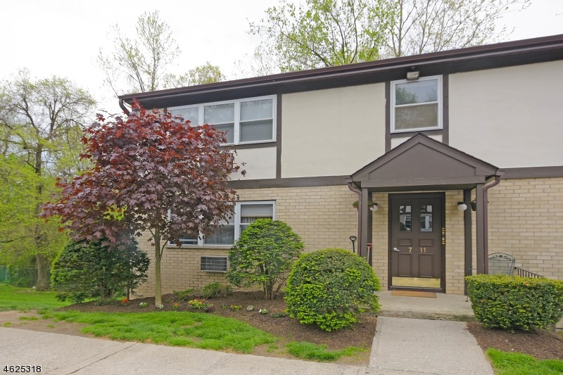 7 Treetop Ct, Bloomingdale, NJ 07403 - photo 1