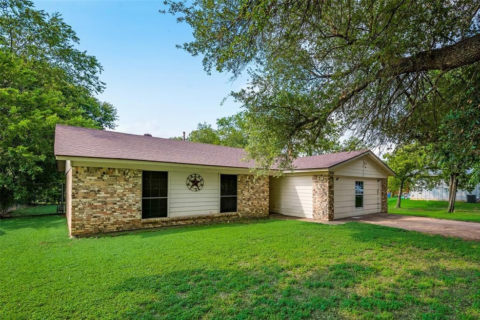 1209 Davis St, Cleburne, TX 76033 - photo 1