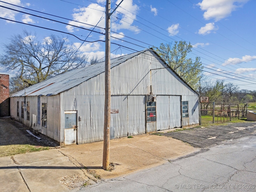 311 E 5th St, Okmulgee, OK 74447 - photo 1
