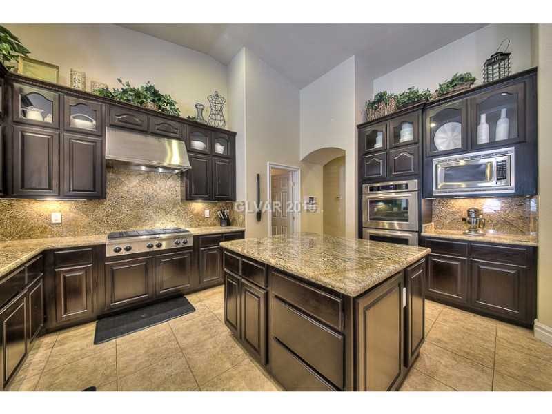 Kitchen. Chefs kitchen with 6 burner cook top.