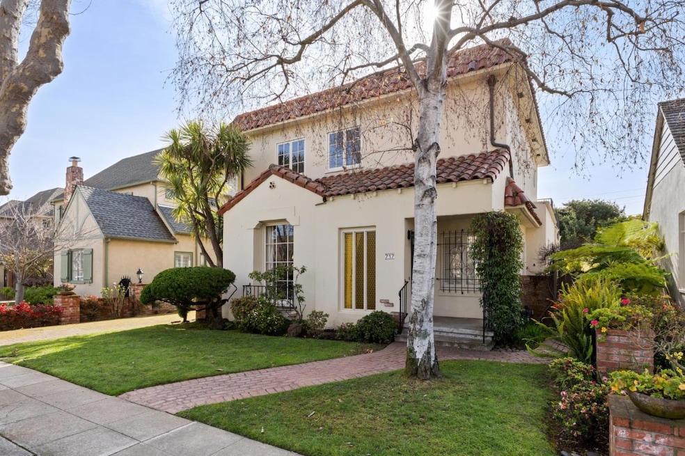 Sold $3,025,000 • Co-Listing Agent