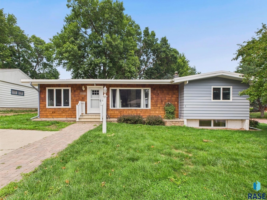 716 E 32nd St, Sioux Falls, SD 57105 - photo 1