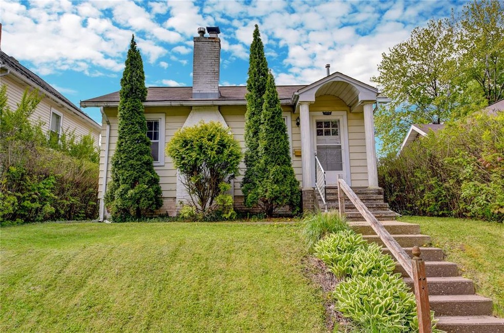 1315 Hinkley Ave NW, Cedar Rapids, IA 52405 - photo 1