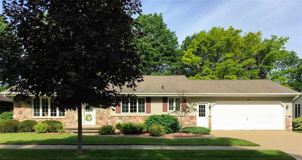 Welcome to 807 Woodland Drive!