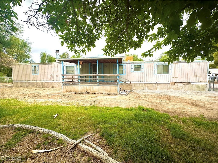 Manufactured / mobile home featuring a front lawn