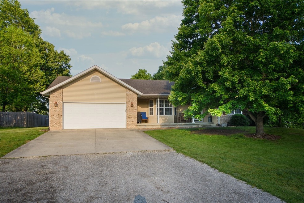 9713 E Bloomfield Hills Dr, Effingham, IL 62401 - photo 1