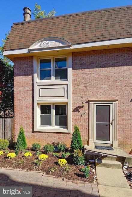 1343 Chetworth Ct, Alexandria, VA 22314 - photo 1