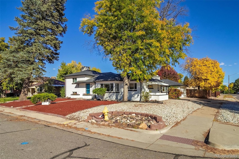 Corner lot, walking distance to Harvey Park