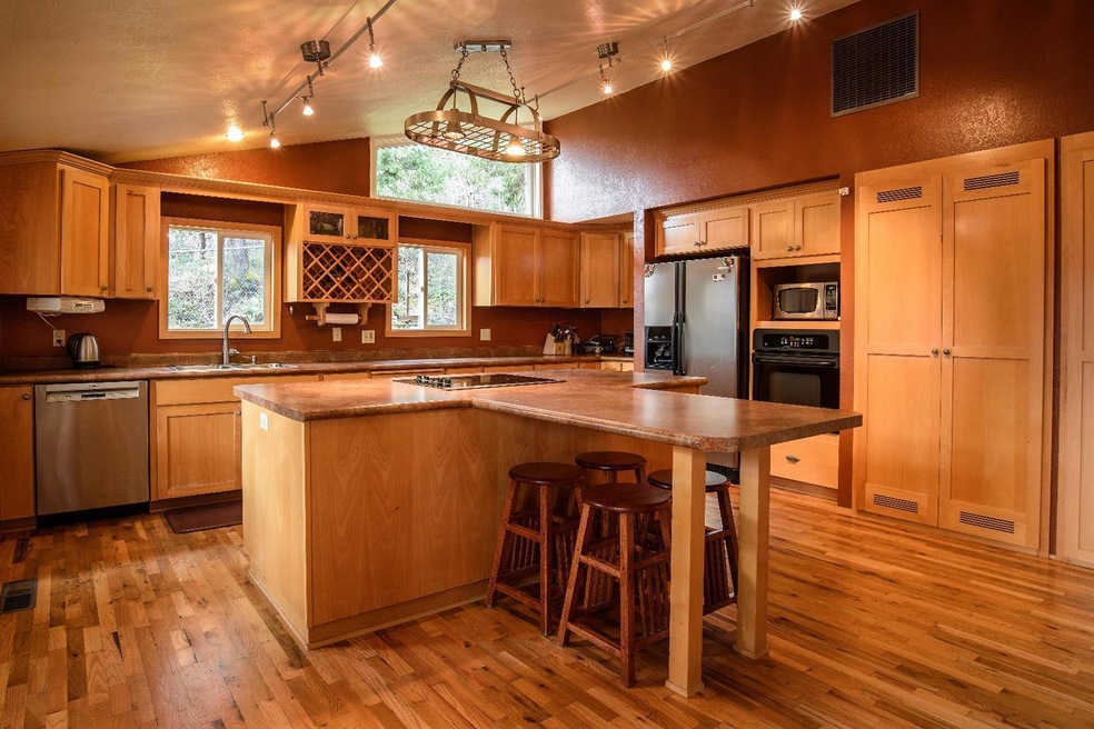 419 NW Pleasant View Dr, Grants Pass, OR 97526 - photo 1