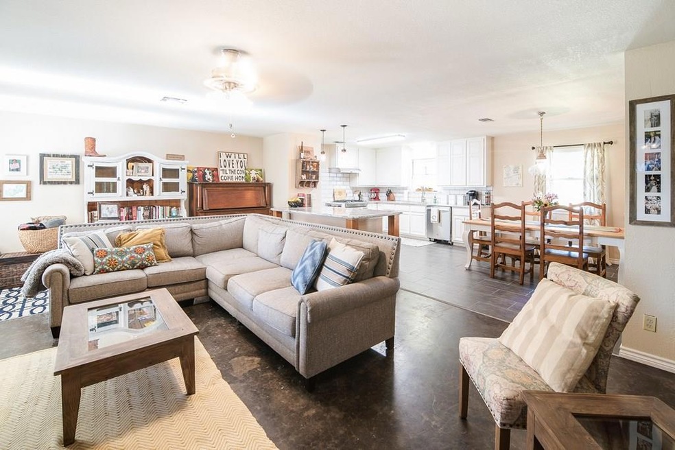 108 Edgewood Dr, Fredericksburg, TX 78624 - photo 1