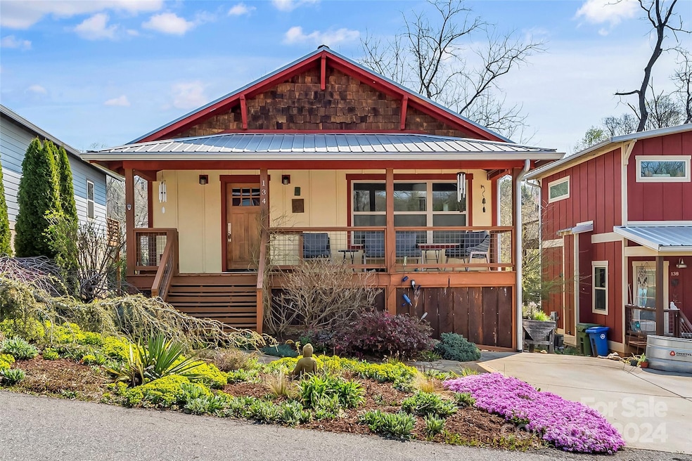 134 Bradley St - beautiful gardens!