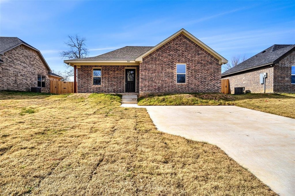 907 N Barrett Ave, Denison, TX 75020 - photo 1