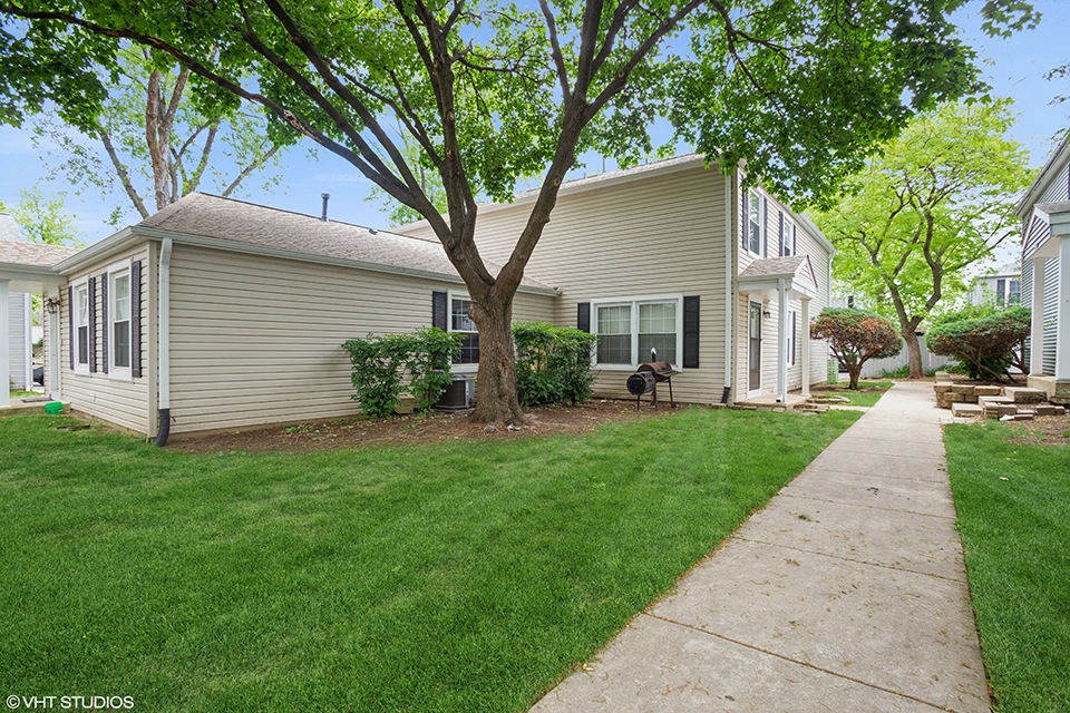 426 James Ct unit B, Glendale Heights, IL 60139 - photo 1