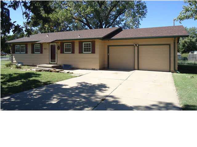 Large driveway for extra cars or a basketball game