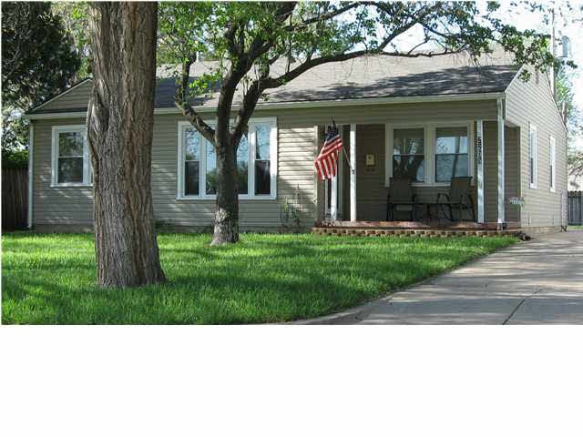 Great curb appeal!
