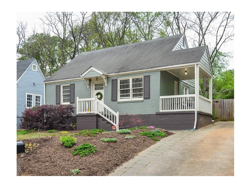 Loads of space and charm in hot Kirkwood!  Walk to