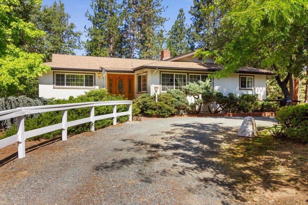 660 Catalpa Dr, Grants Pass, OR 97526 - photo 1